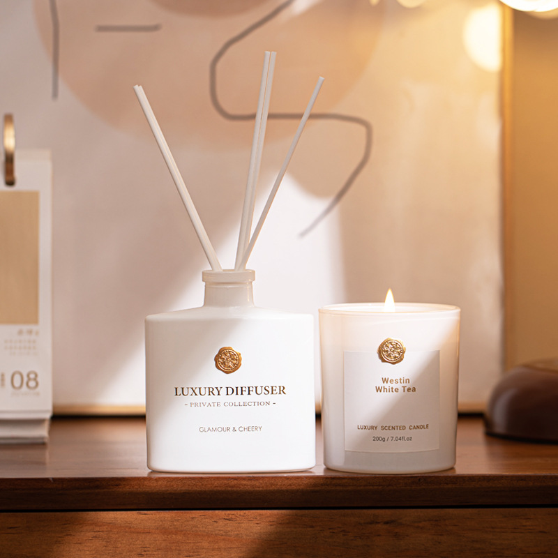 Home Fragrance Glade - ชุดของขวัญก้านไม้หอมปรับอากาศและเทียนหอม, ก้านไม้หอมปรับอากาศและเทียนไขถั่วเหลืองในขวดแก้ว, เทียนหอมธรรมชาติสำหรับตกแต่งบ้าน